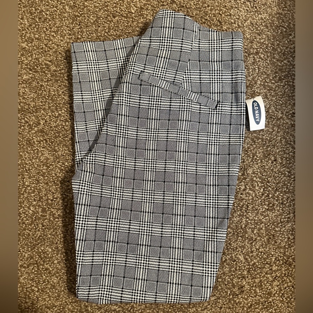 Old Navy Skinny Pant - Side Zipper - Elastic Waist Band Inside. Size 6